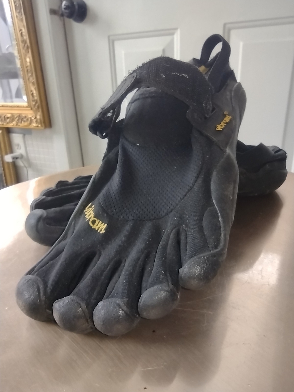 Vibram FiveFingers Men’s Black Toe  Shoe